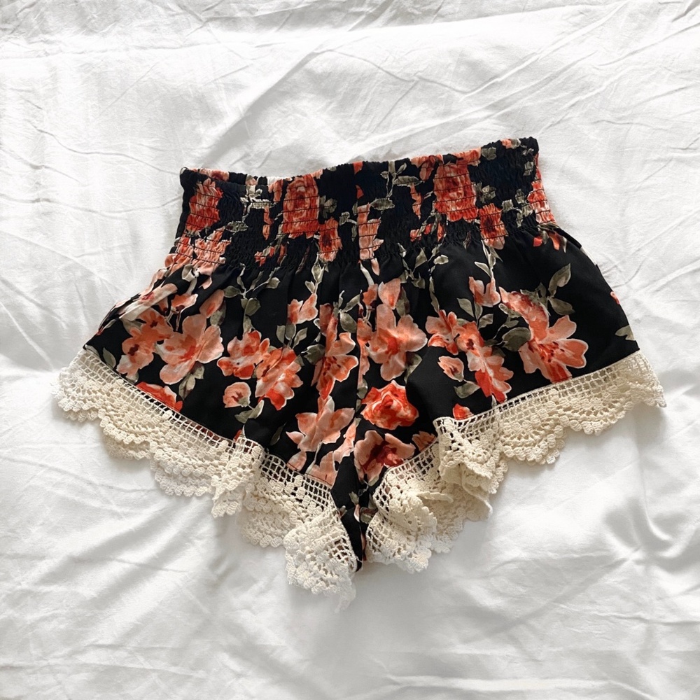 Floral soft shorts with lace trim